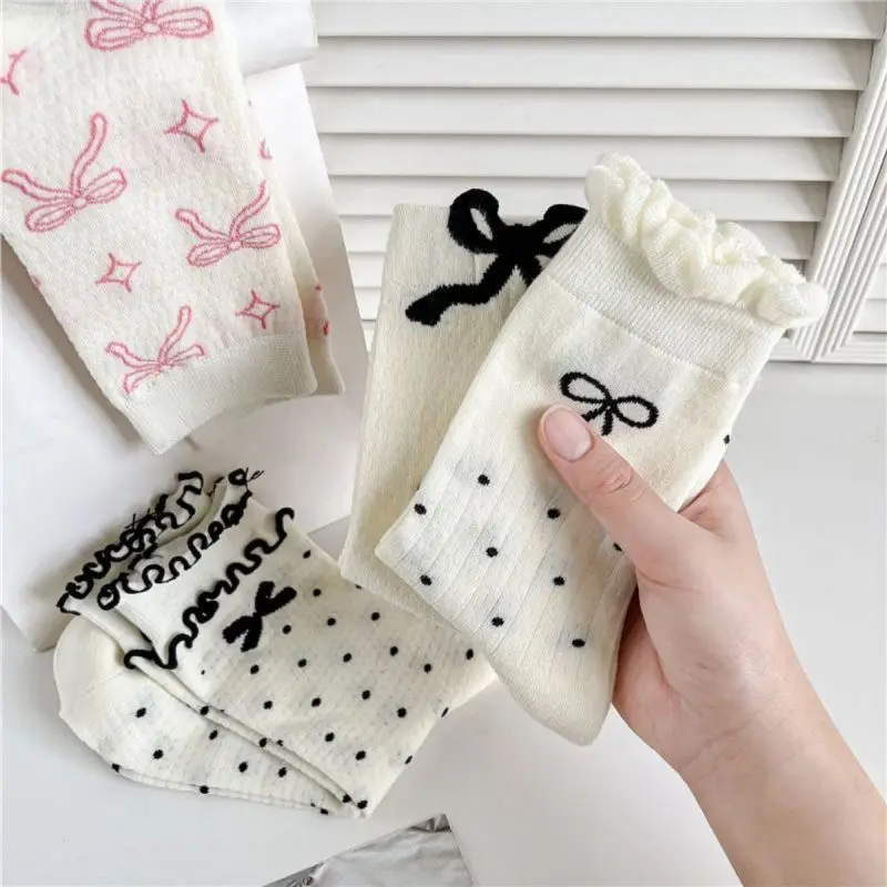 Wholesale hot selling style bow socks mid-tube socks thin wicking black and white socks