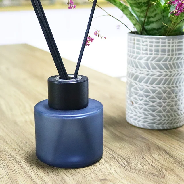 Vietnam Plug In Aroma Fiber Stick Reed Black Glass Diffusers Bottle Set With Wood Lid For Hotel