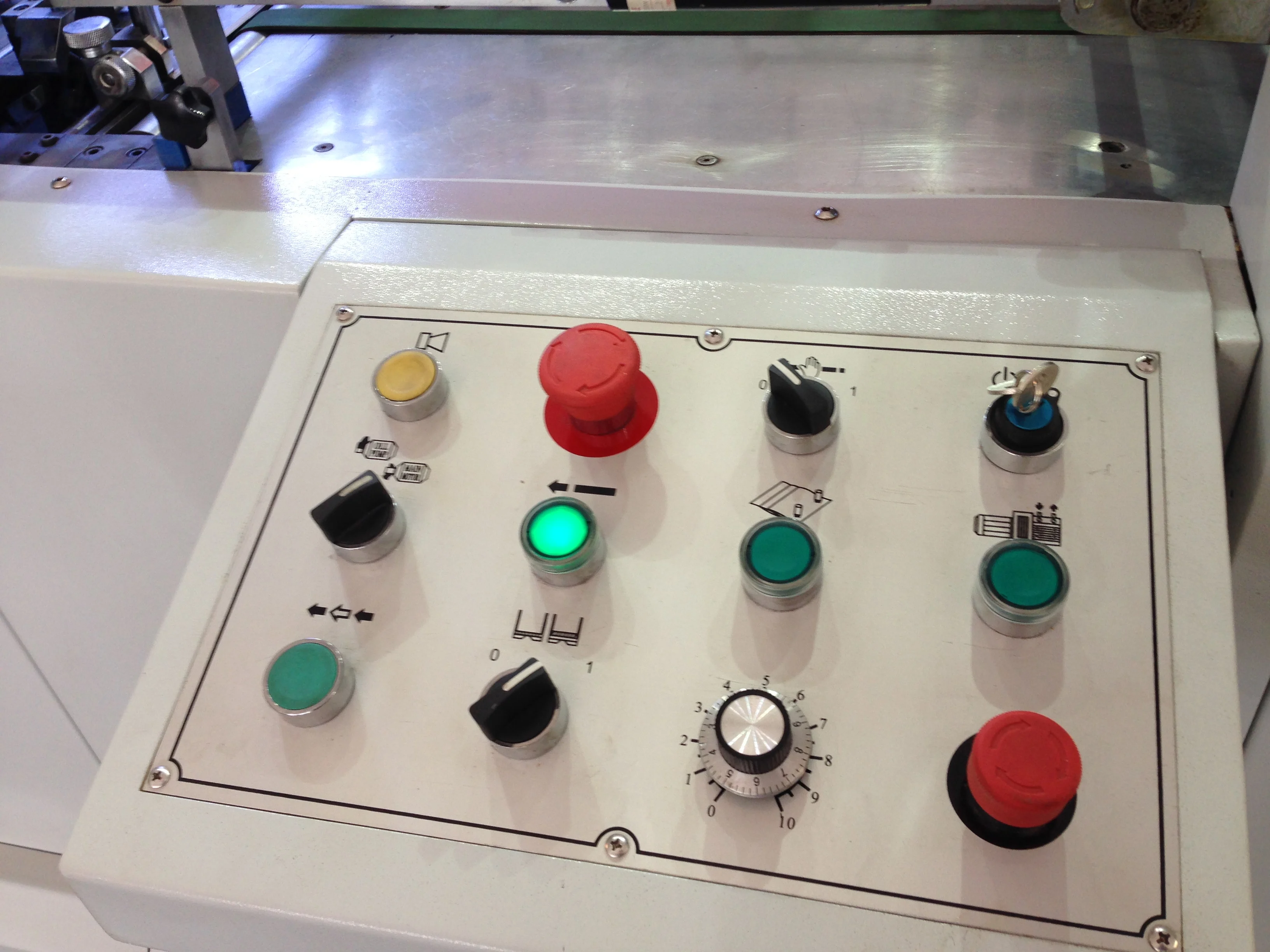 AEM-1080Q плоская кровать автоматическое штанцевание и загибочный станок с отходов