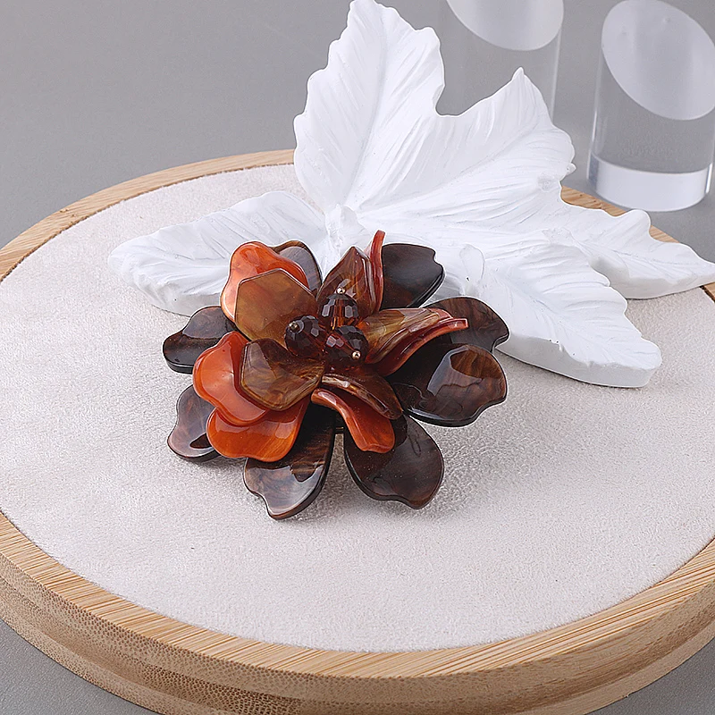 Custom brooch Acrylic sheet Handmade Crystal Flower Fashionable pins For Women Brooch