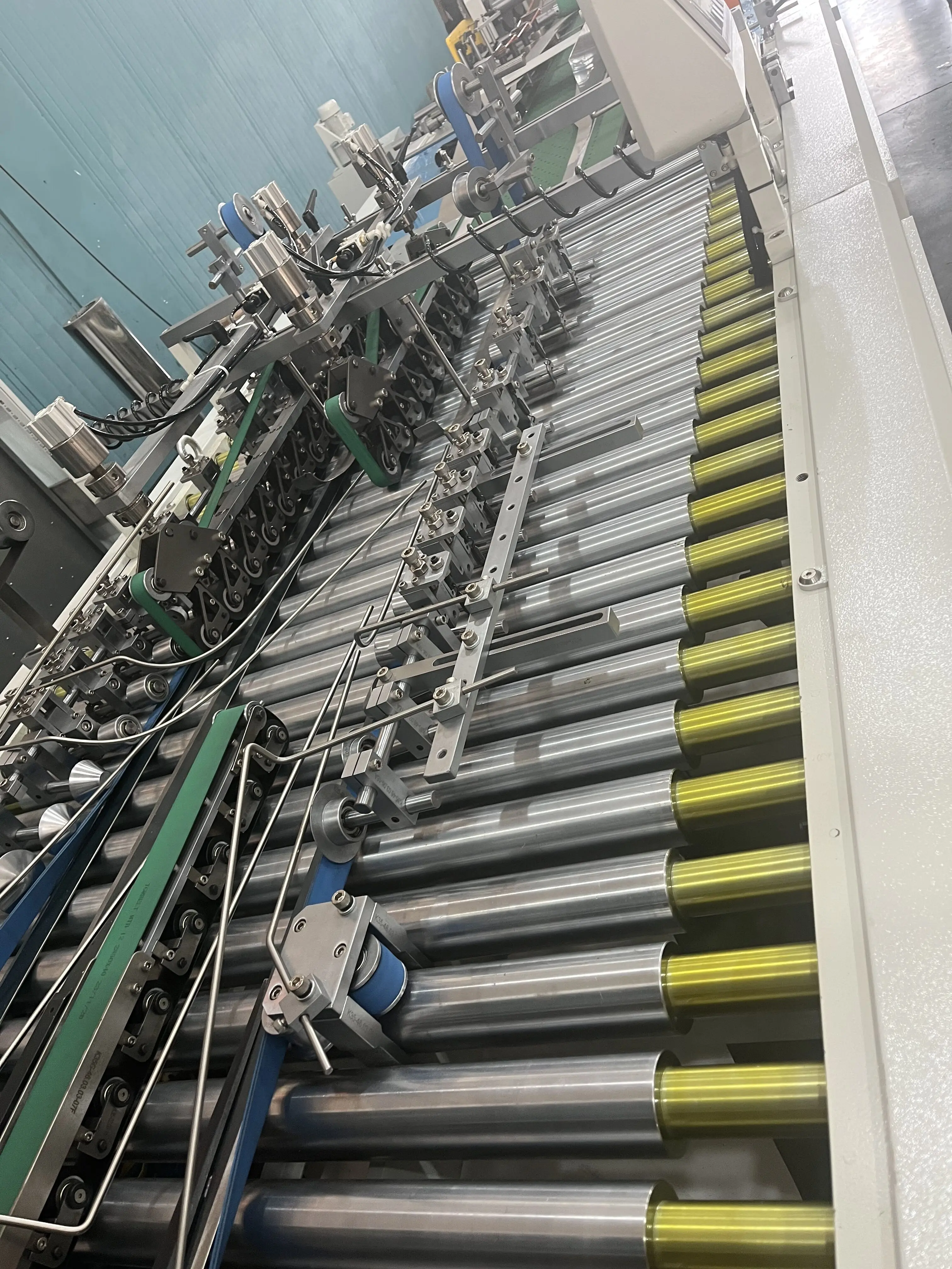 Машина для изготовления бумажных пакетов с автоматической подачей листов серии TB-R верхней усиленной бумажной карточкой и складкой