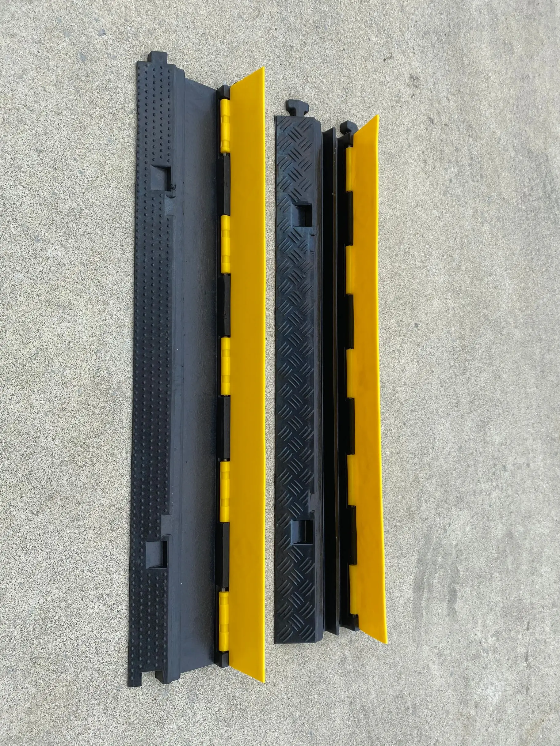2 channels rubber floor cable duct