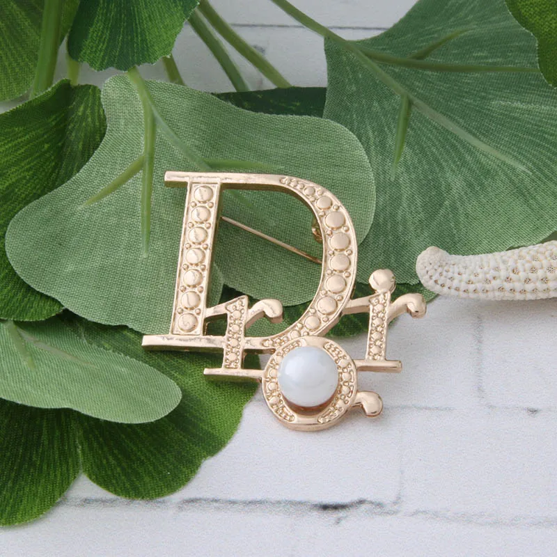 
Letter brooch brand pins Pearl Brooch white Brooch Rhinestone Buckle Pin Jewelry Brooches For Women 