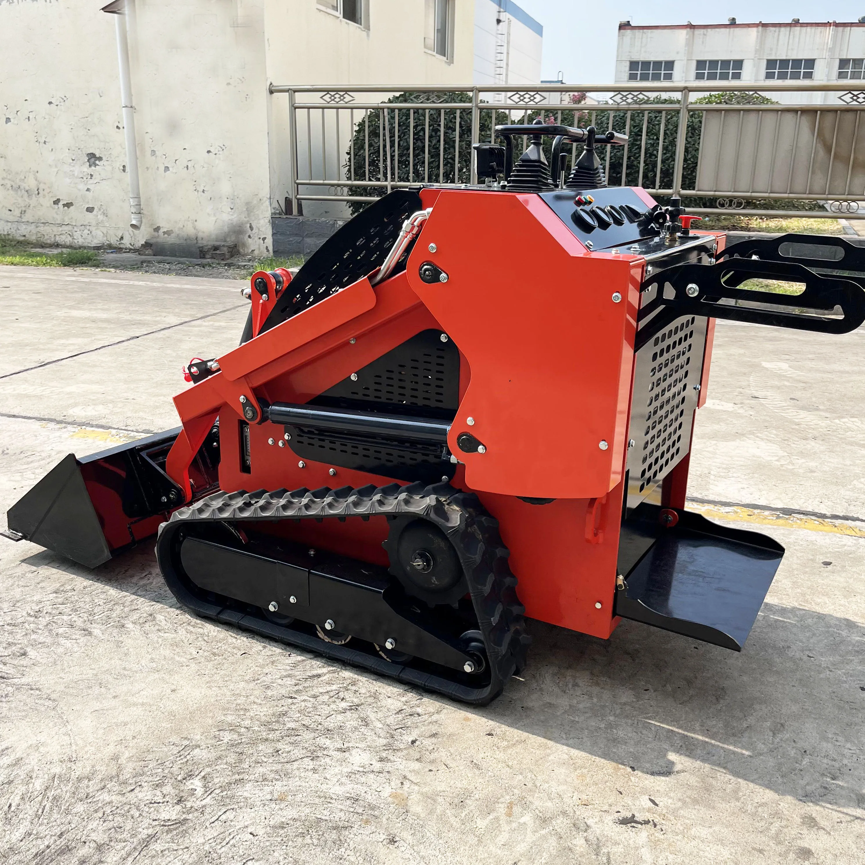 YIKANG Mini loader is versatile and easy to use for newcomers