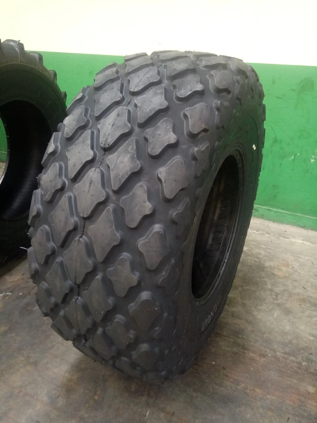 Chinese high quality OTR Sand Ground Tires 24-21 36.00-51