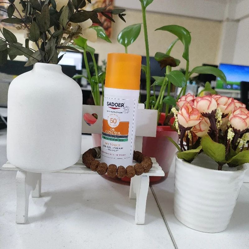 Wholesale outdoor isolation UV moisturizing sunscreen oil control refreshing not stuffy sunscreen