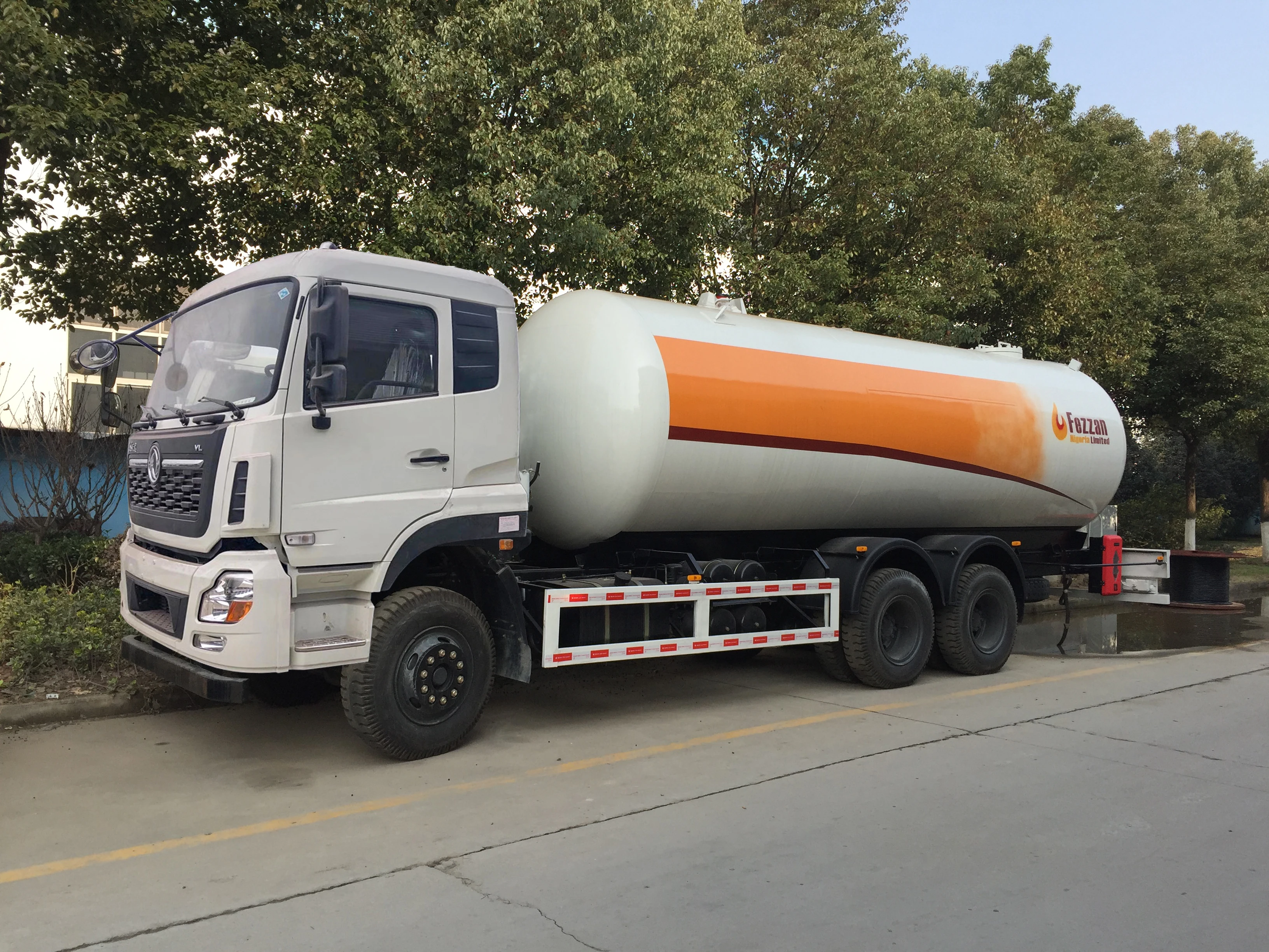 Dongfeng gas cylinder delivery truck designed 25000 liter LPG gas transport cargo truck