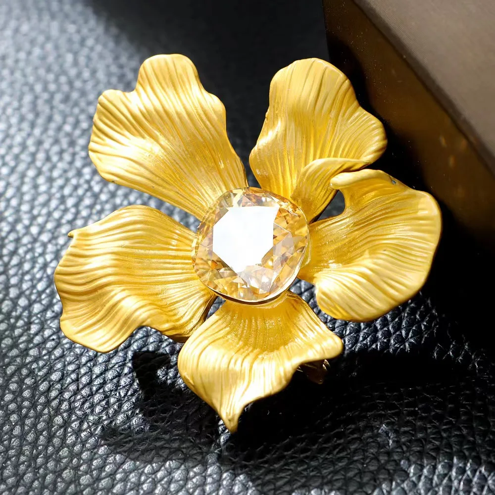wholesale luxury brooches women gloden flower design minimalist crystal flower brooches