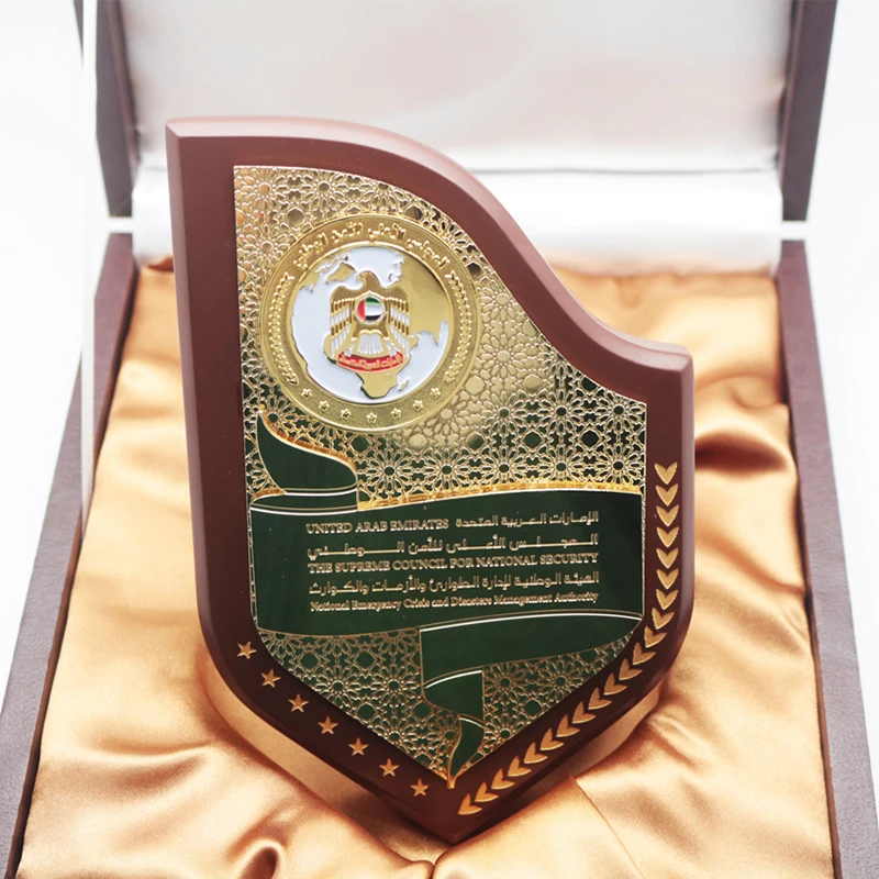 Manufactures Customized Zinc Alloy Wooden Plaque Shield Metal Awards Trophy with Wooden Gift Box