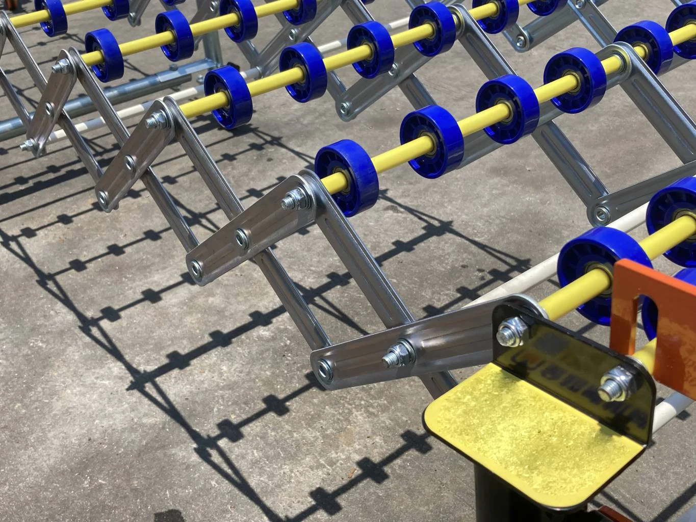 Truck loading unloading gravity plastic skate wheel nylon roller conveyor