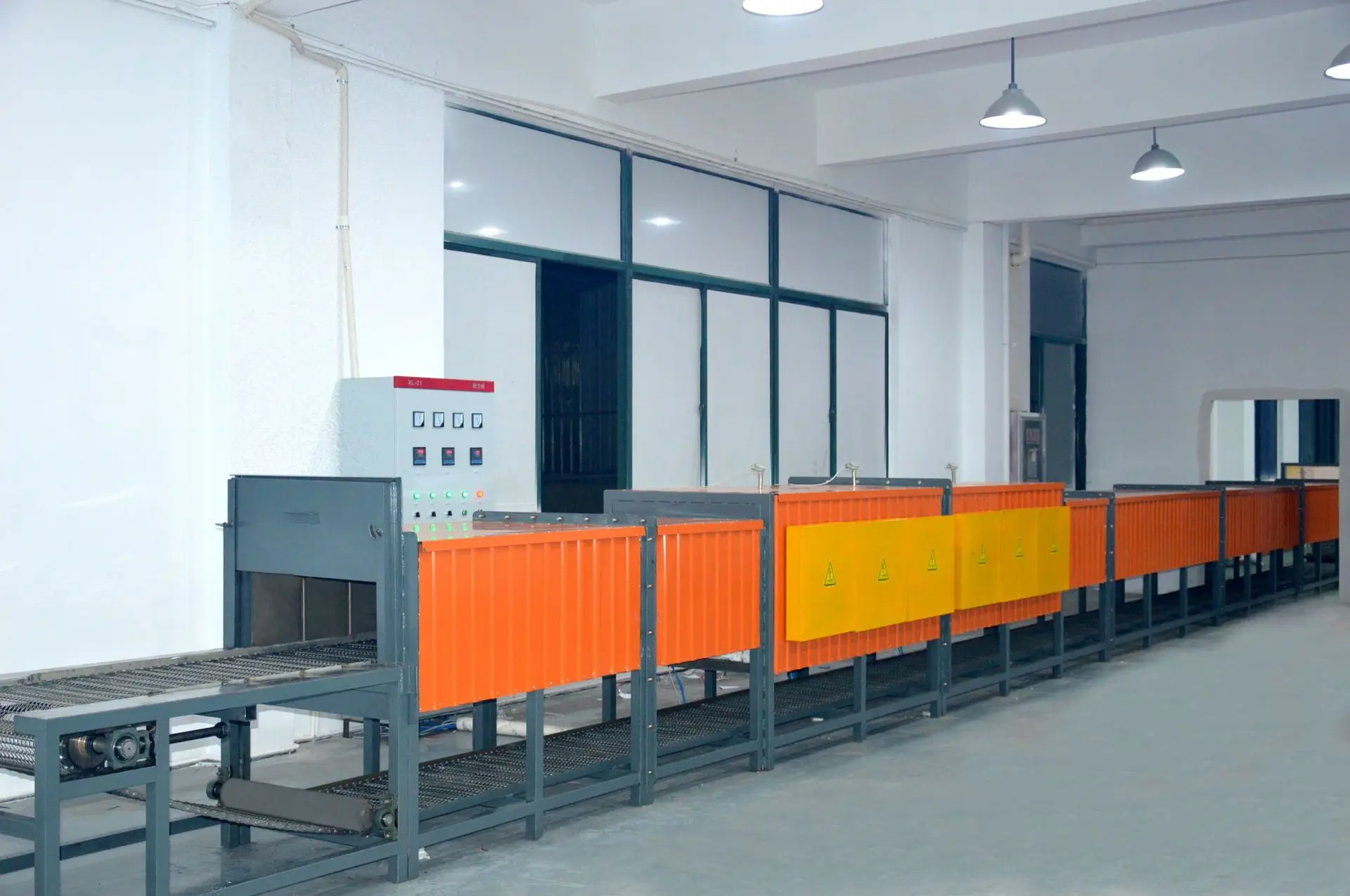 Glass annealing furnace
