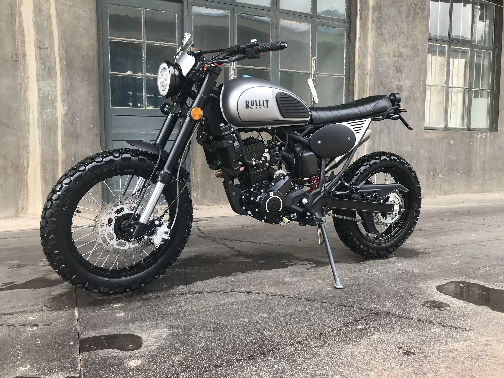 
250cc tracker scrambler motorcycle 
