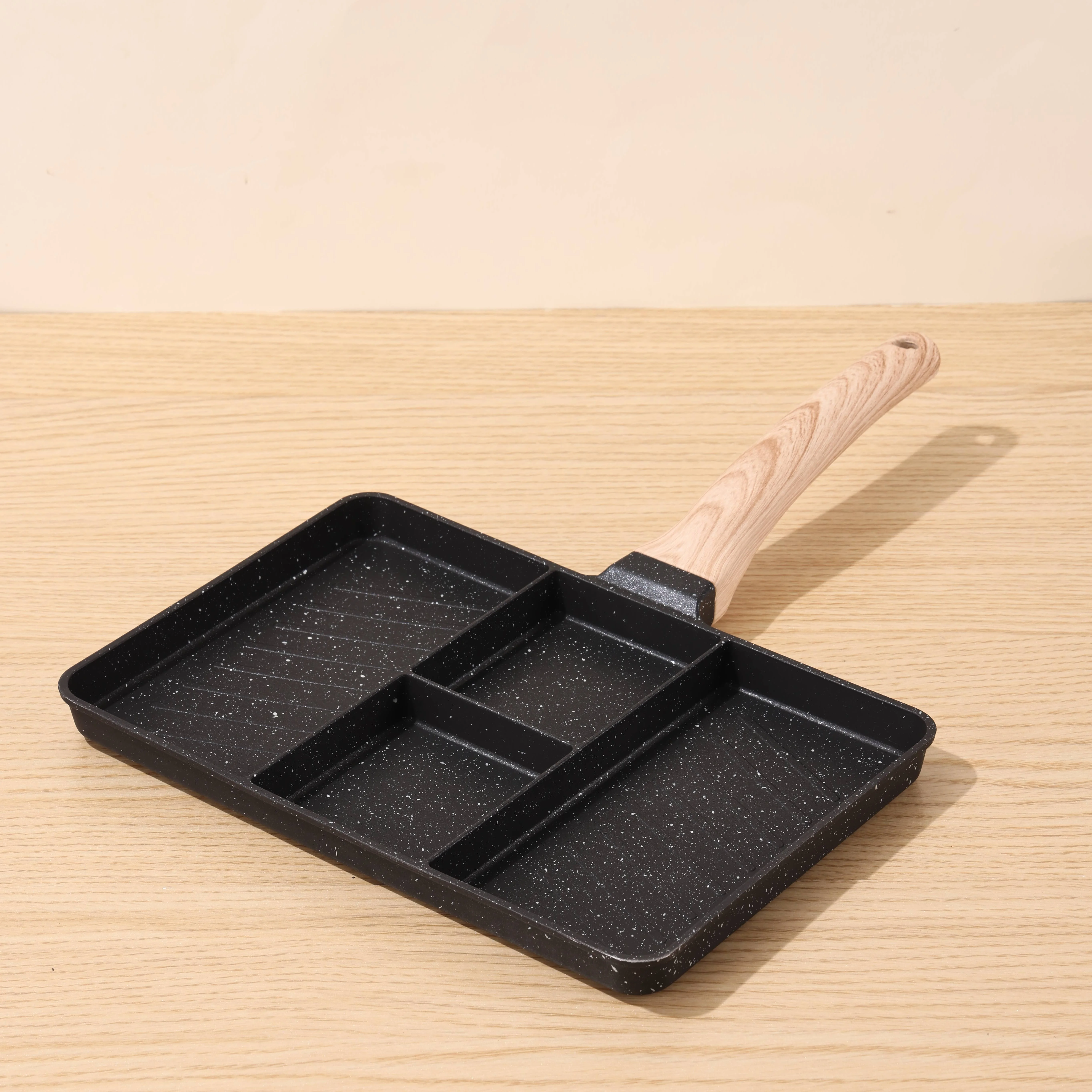 Разделенная сковорода с антипригарным покрытием 4 секции универсальная для завтрака