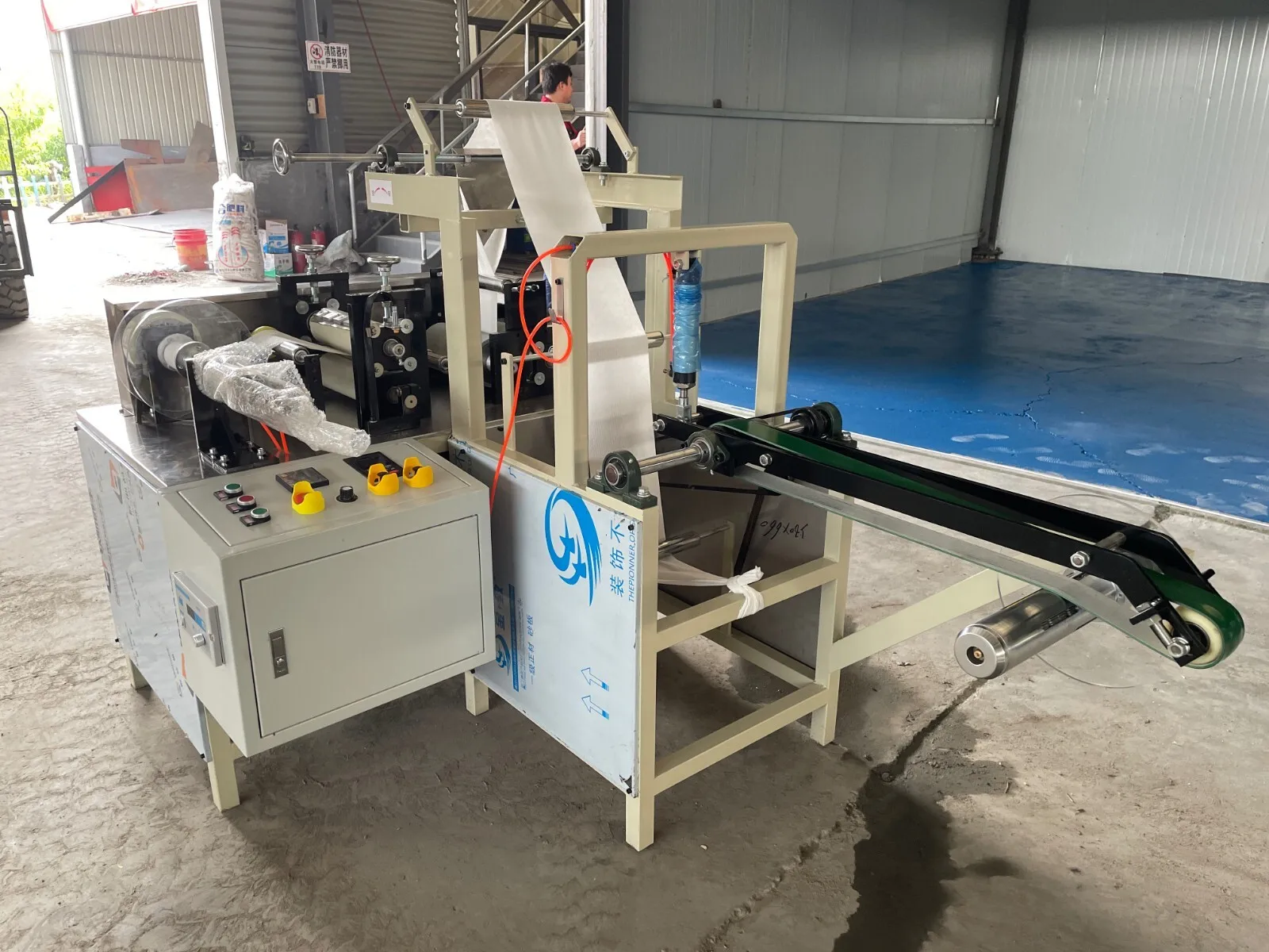 Factory Hot sales high-quality Cotton Pad Make up Rolled Face Cleaning Tissue Towel Winding Making Machine