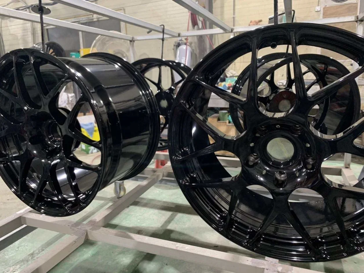 Блестящий черный