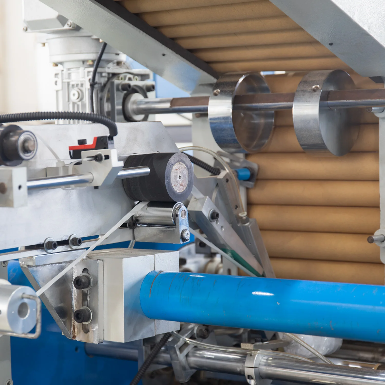 Finest High speed fully automatic 6 shafts baking paper rewinder rewinding Making machine