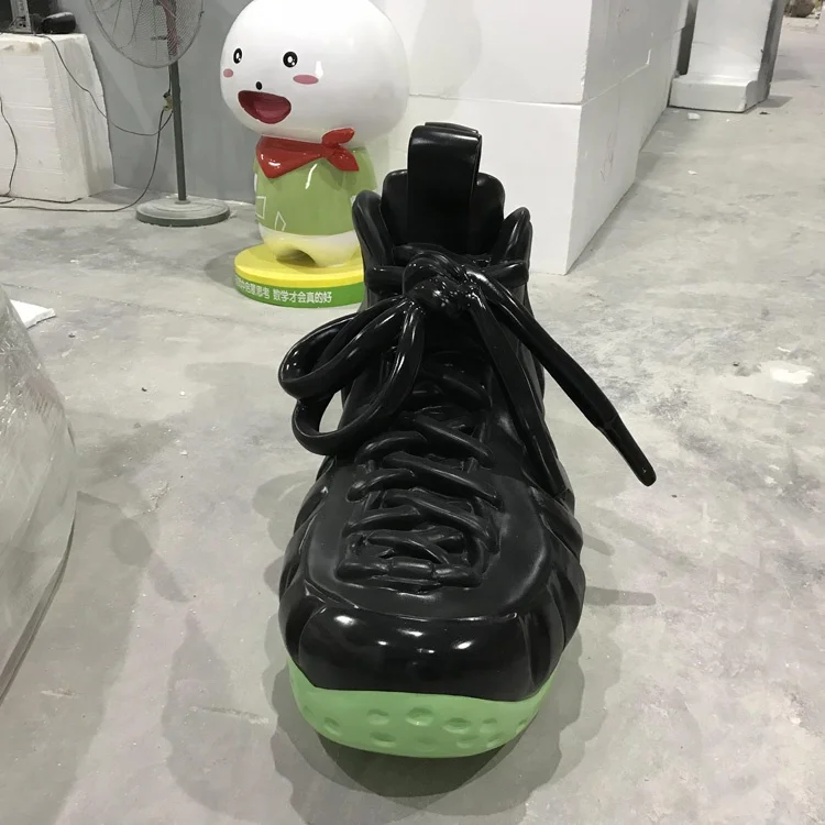 Fiberglass large sports shoe model Resin fiber decoration custom An outdoor welcoming statue Resin handicraft factory