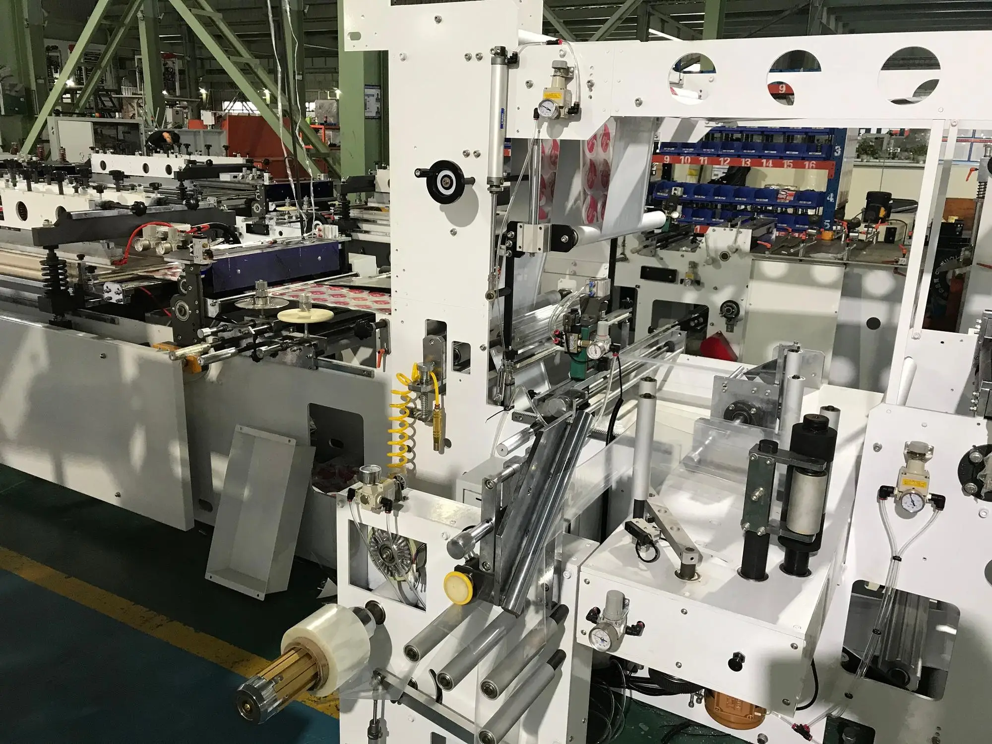 Automatic multi-function PET PE OPP laminated central seal gusset bag doypack zipper center fin seal pouch making machine