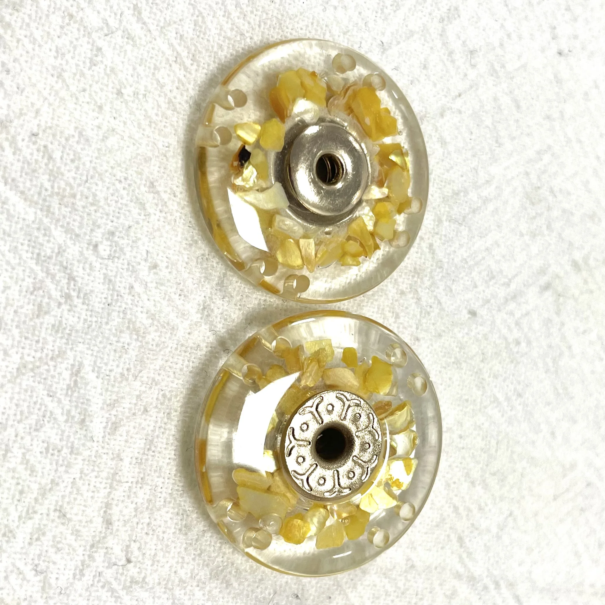 Fancy 2023 new designed press button yellow and pearl color press snap button for clothing