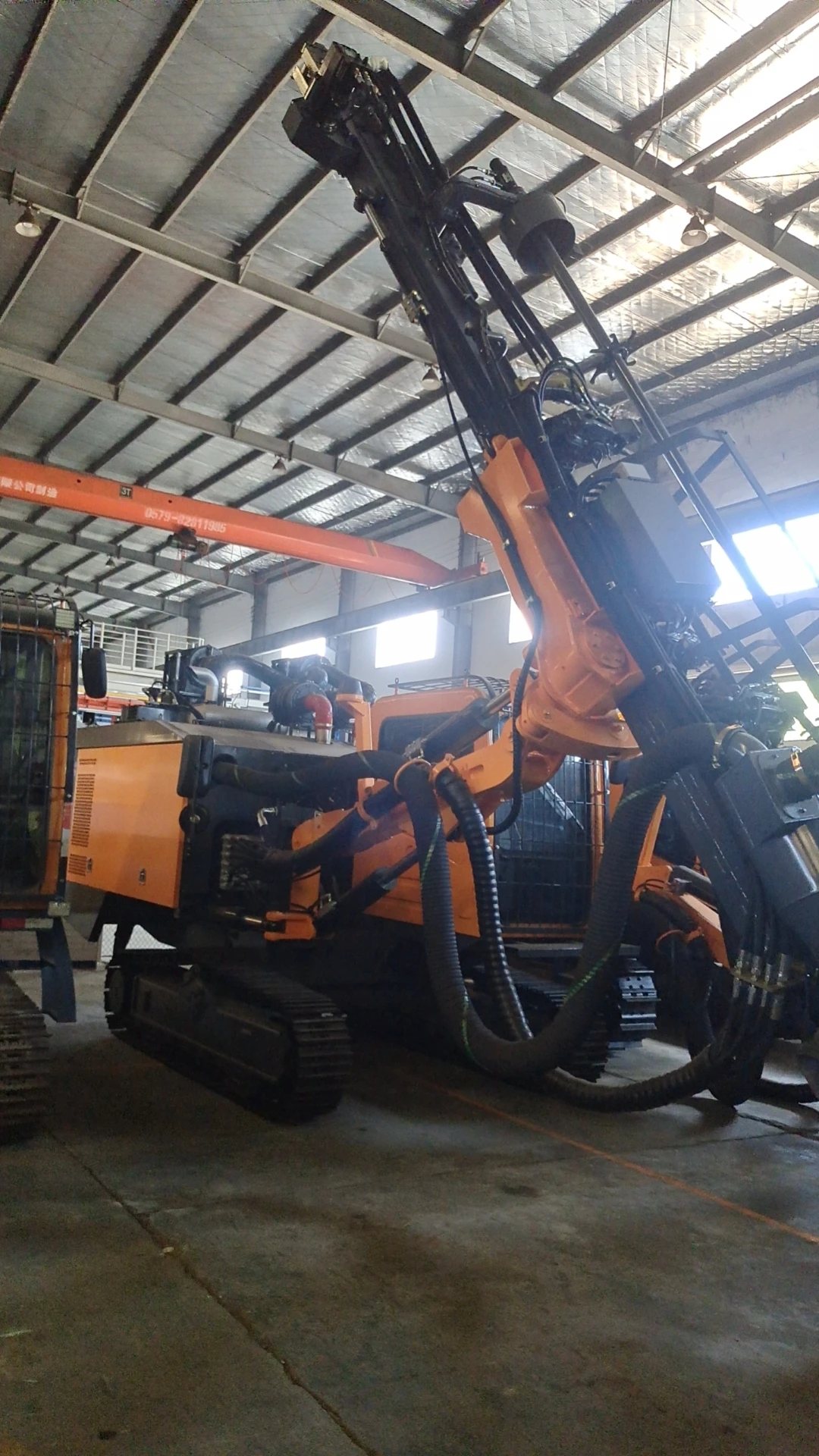 Small down-the-hole Crawler drill rig mine water well drilling rig Multi-purpose and practical drilling machine