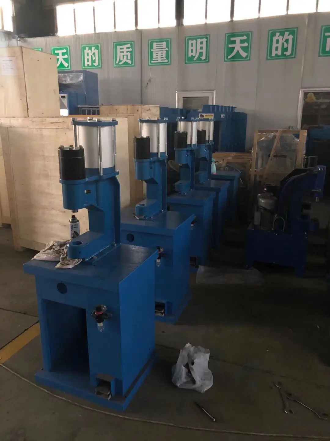 Heavy duty  pneumatic hydraulic brake shoes riveting machine