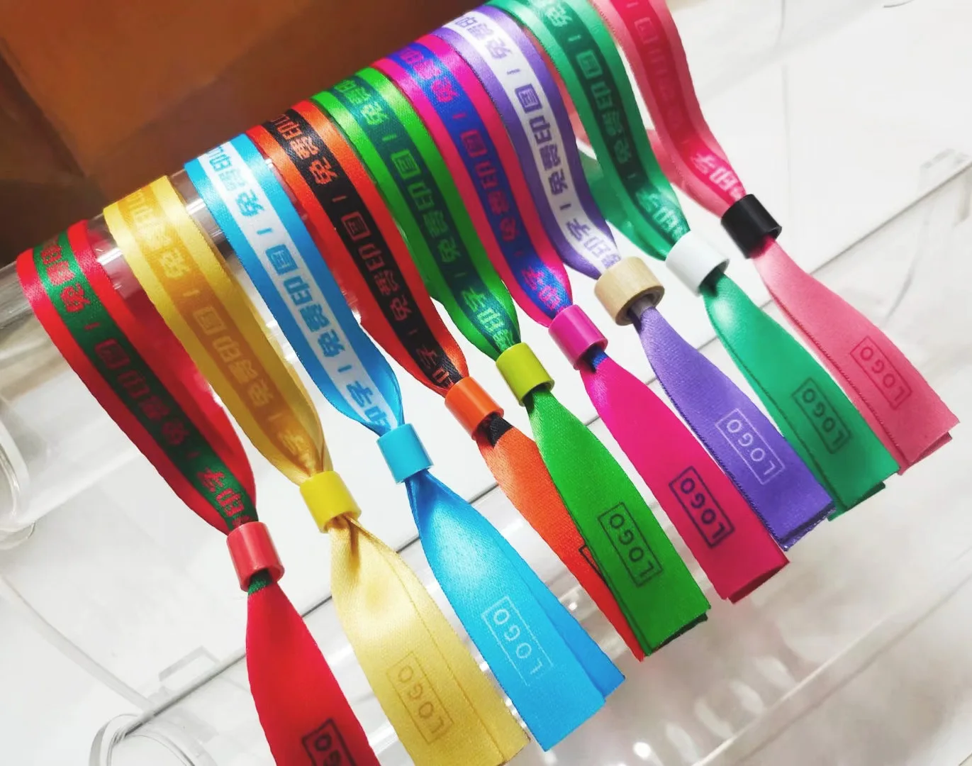 Custom Color Sliding Wristband Lock Oval Round Plastic Wrist Lock For Tour party conference concert