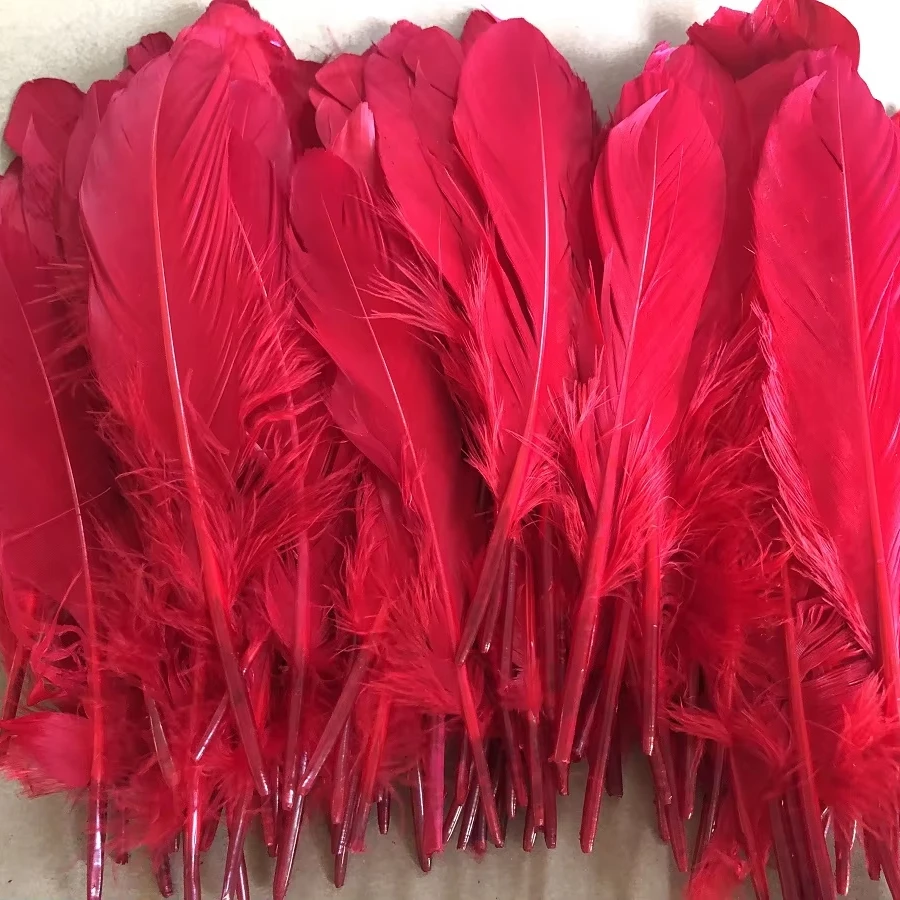 Оптовая продажа необработанные белые окрашенные перья настоящие декоративные мешки 20 шт. свободные гусиные паллетные для поделок летающий материал