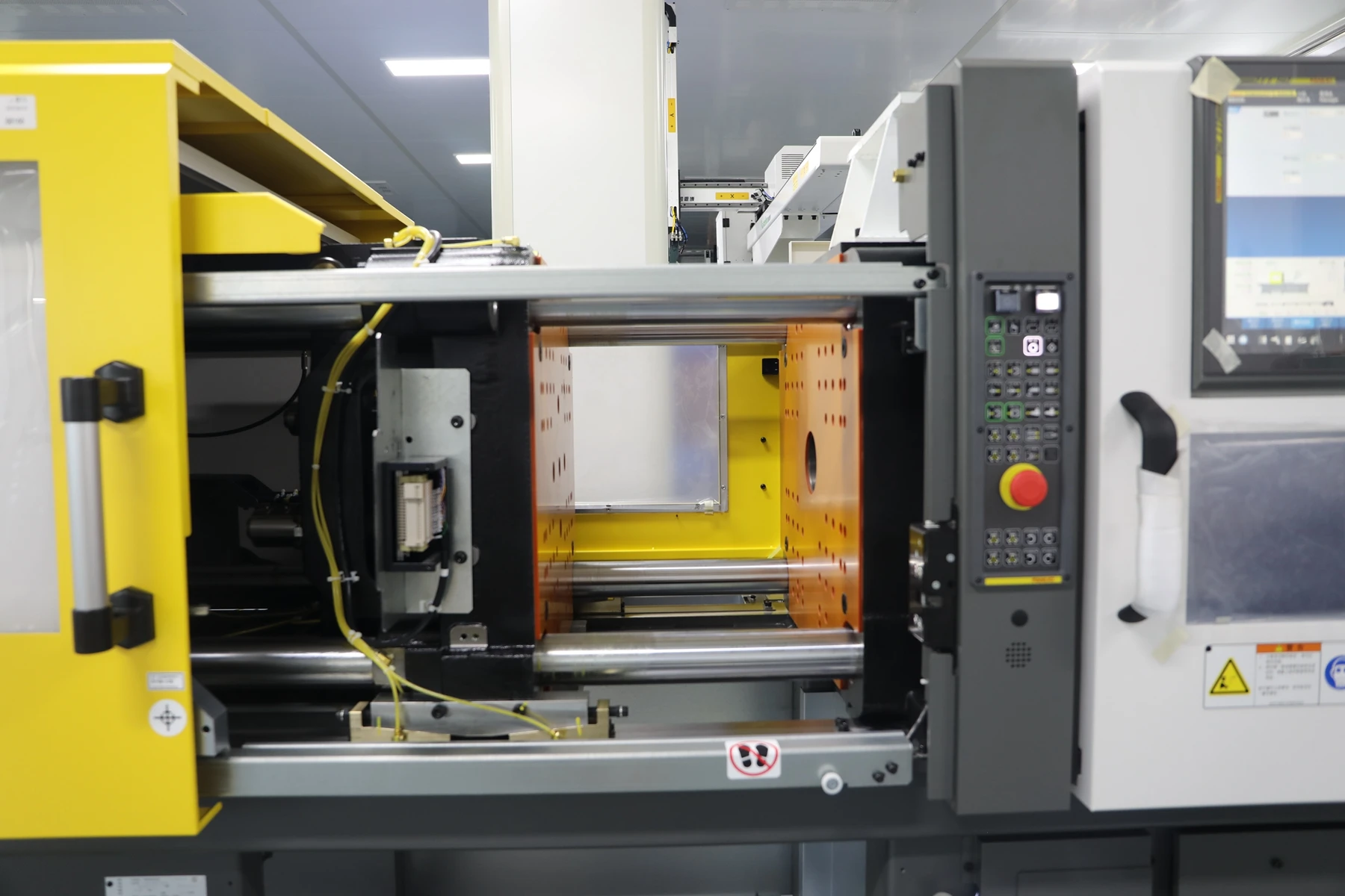 Fanuc all electric injection molding machine making Plastic Syringe Manufacturer Disposable Plastic Syringe Medical Product