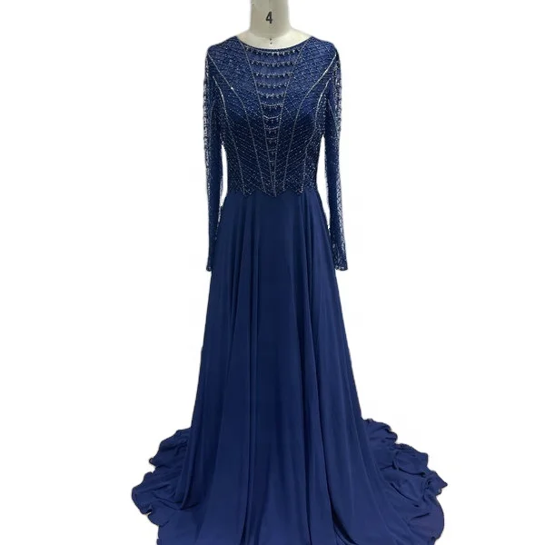 Кружевное платье с длинным рукавом украшенное стразами