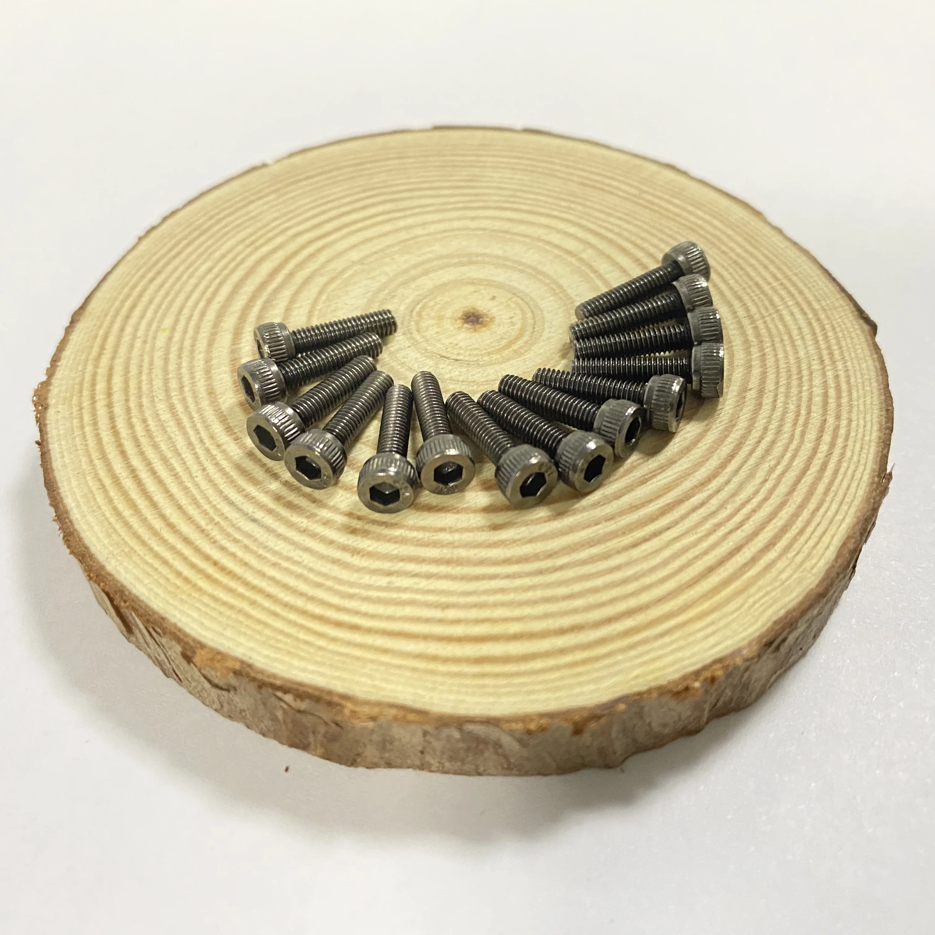 Grade 12.9 DIN912  made of SCM435 alloy steel DONGLUO SCREWS