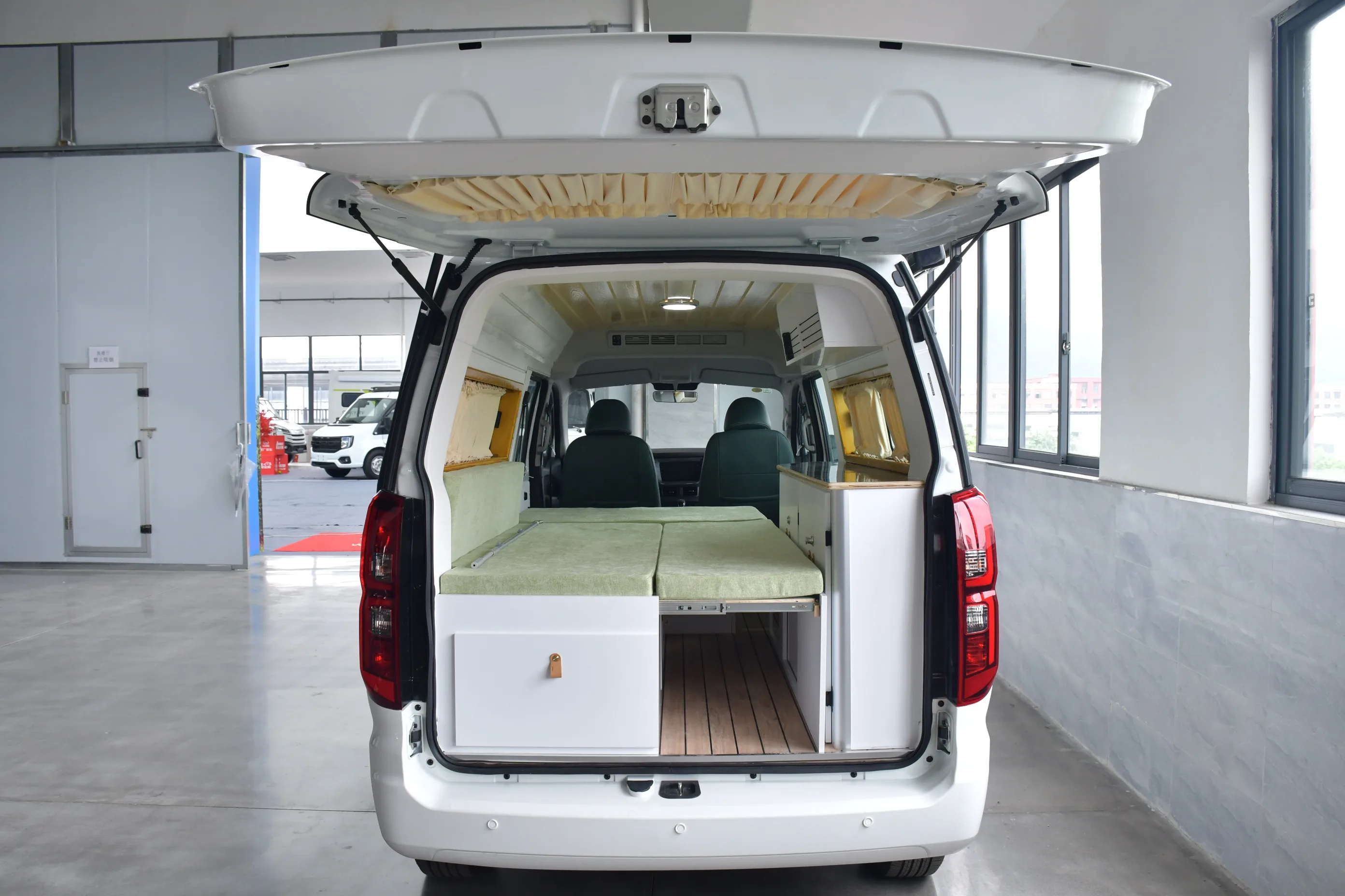 Автомобильный автомобиль для отдыха на бензине 2024 Vanlife флагманское издание роскошное топливо 2 0 л Кемпинговый кемпинга
