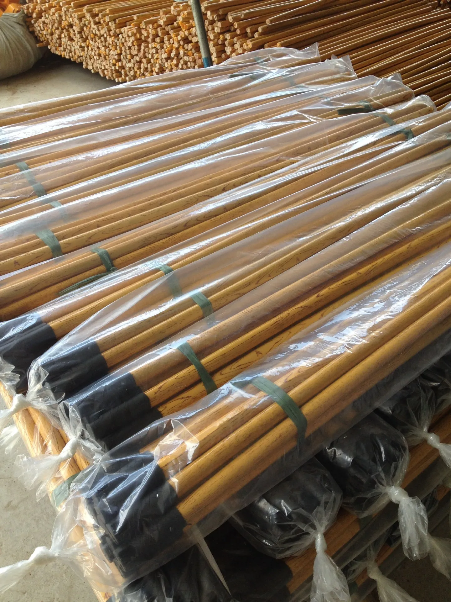 Lightweight Indoor Plastic Broom Head with Feathered Bristles for Home Cleaning Ideal for All Floors Broomstick