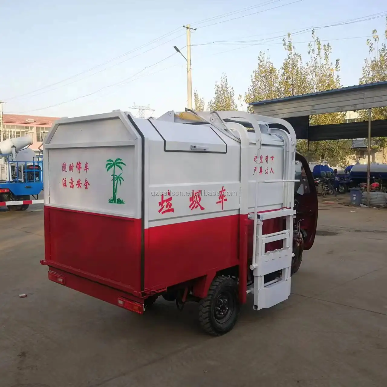 City road garbage pickup clearing truck Gasoline three-wheeled garbage truck Community cleaning and sanitation truck