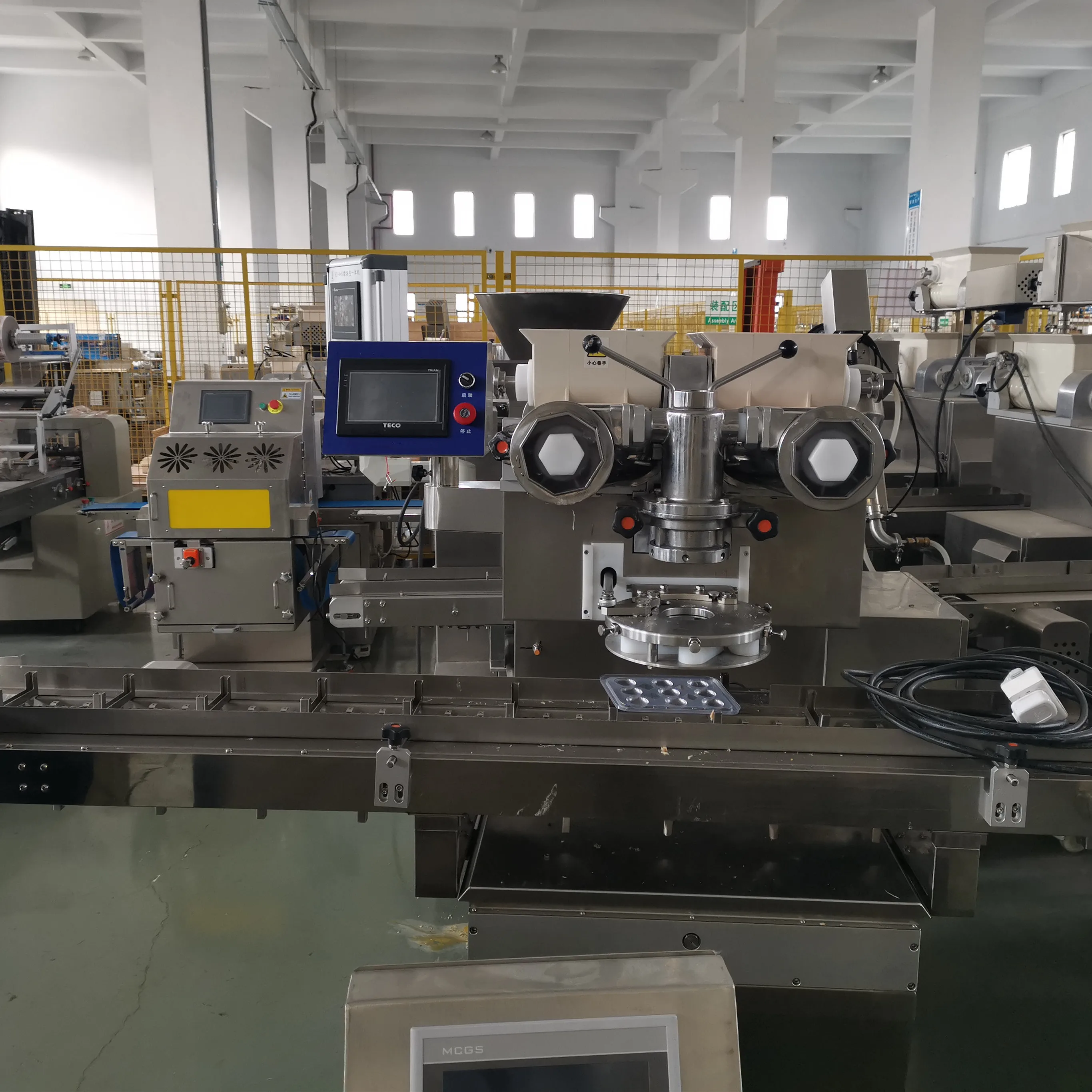Automatic small steamed stuffed bun making machine Encrusting Machine