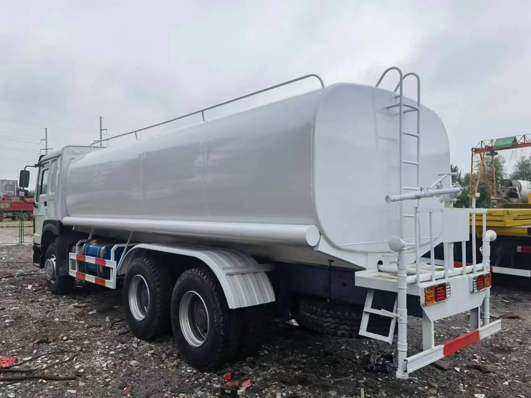 Fully Stocked 3000 Gallon Diesel Mini Water Tank Trucks For Drinking Water