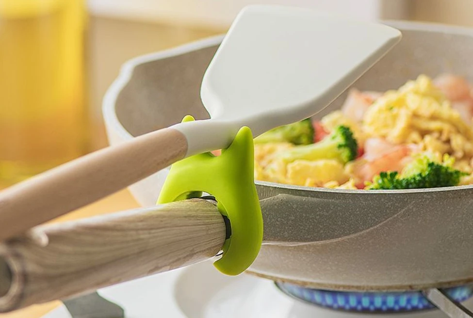 Kitchen Multifunctional Spatula Holder Household Stove Pot Edge Anti Overflow Utensils Soup Spoon Storage Rack
