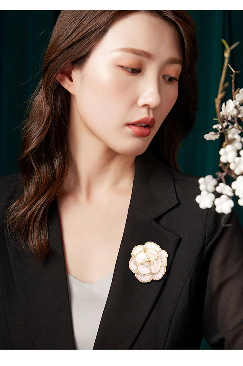 2024 New Fashion Camellia Pearl Brooch High-end Vintage Corsage Cute Metal Pin For Lady