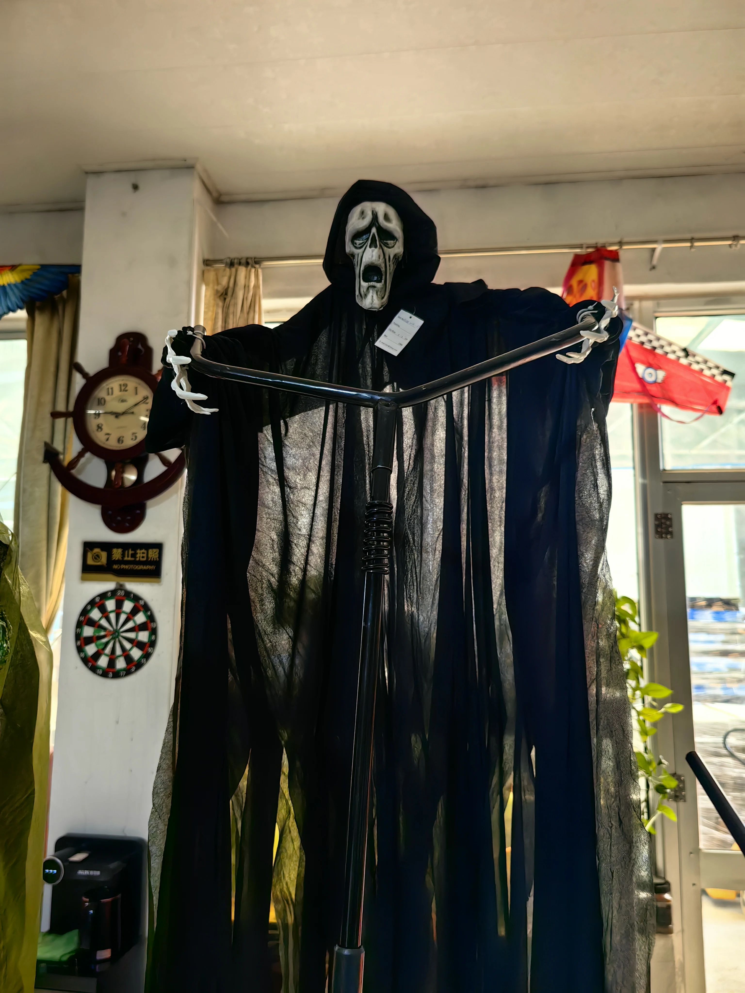 Wholesale Halloween dsecoration Screaming Ghost Face Skeleton Witch Scarecrow Haunted House Grim Reape Ornaments tool for party