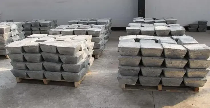 В марте с склада были экспортированы большие партии слитков