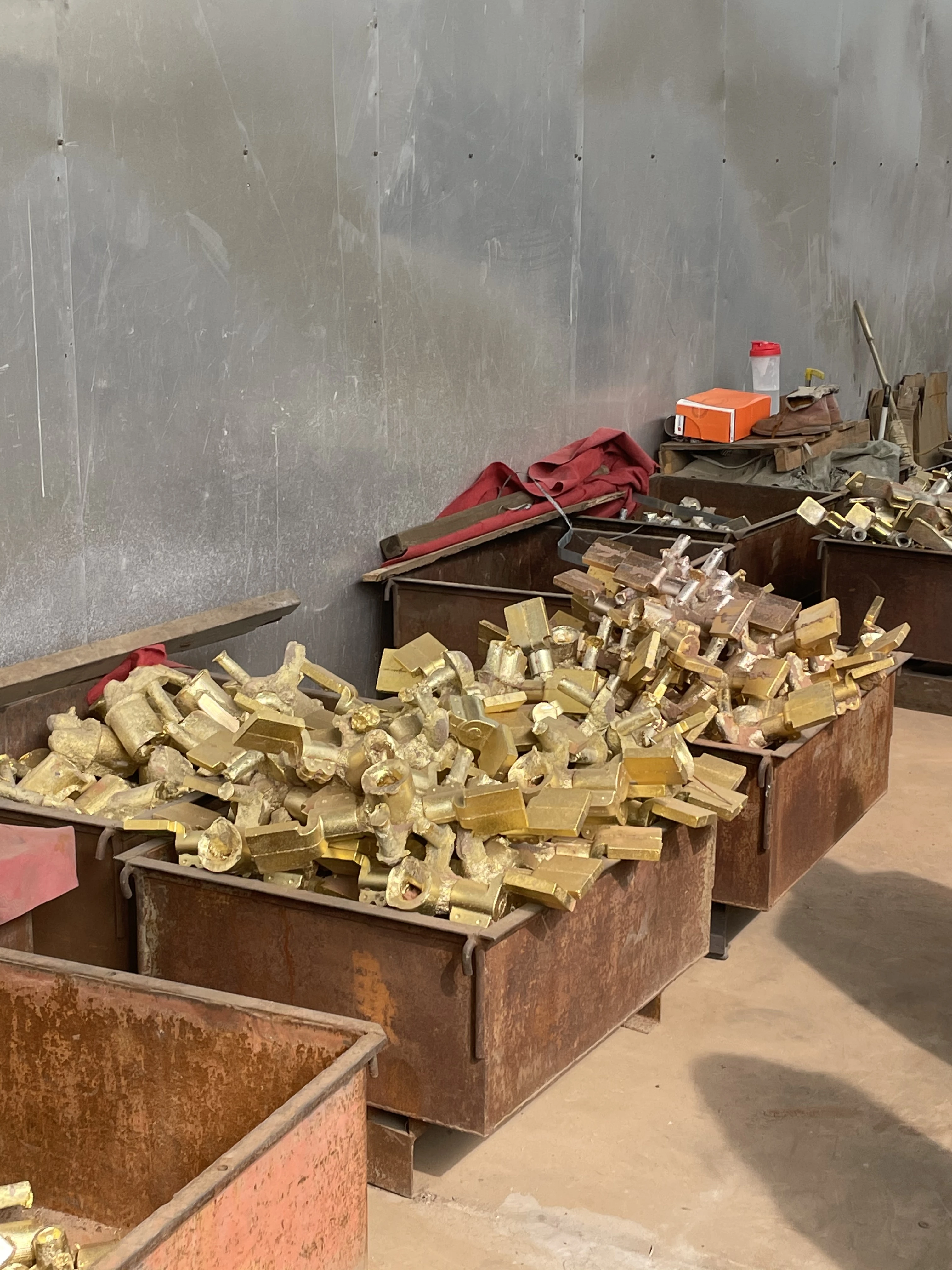 Electrical transformer ceramic bushing insulators flag