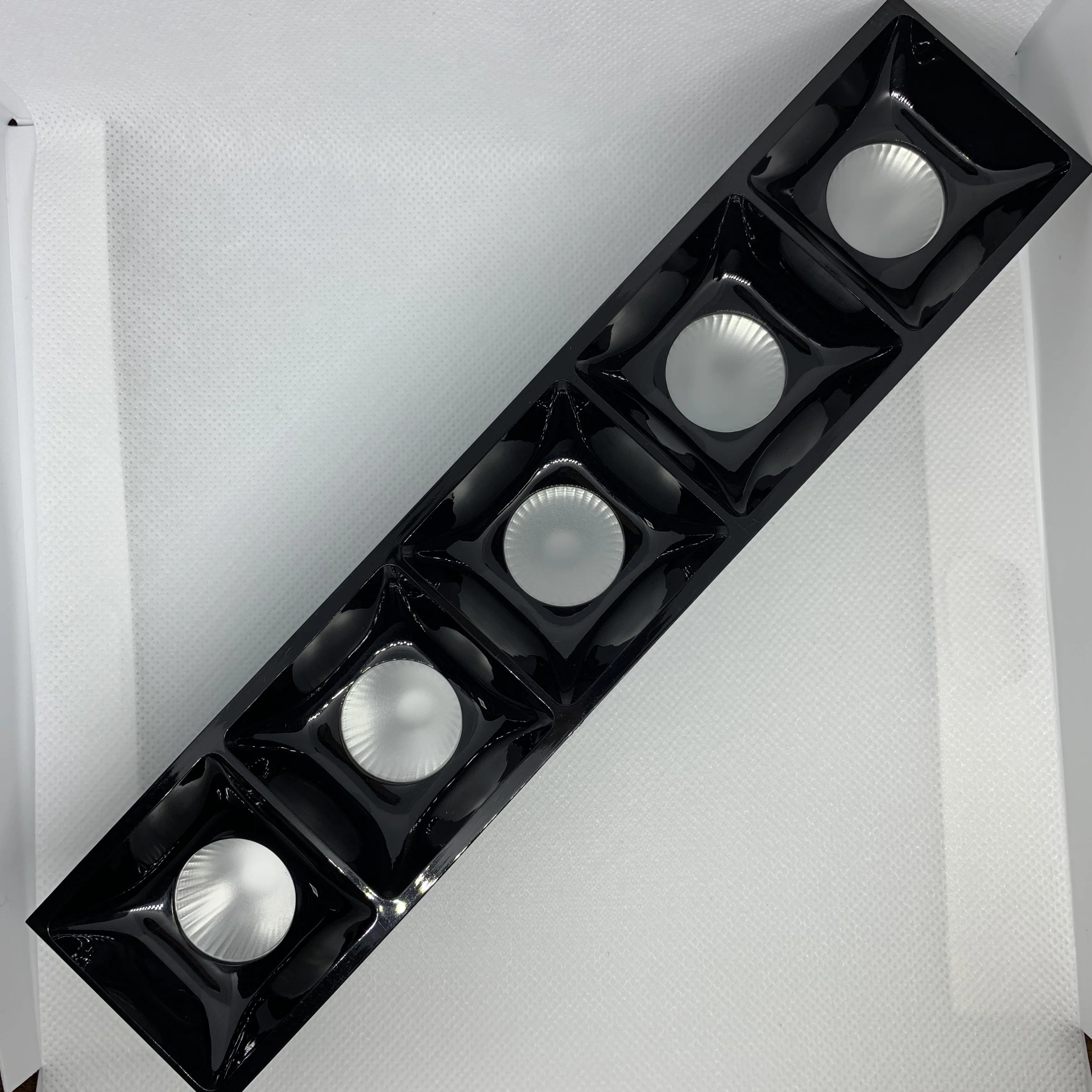 
High efficiency reflector lenses for Linear light UGR<19 