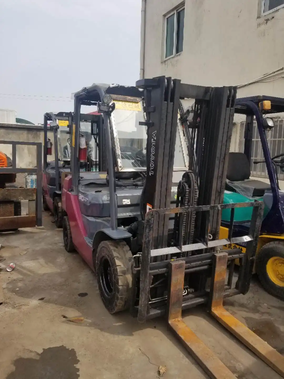 Used original color Toyota 3 ton forklift  Diesel Engine 3 ton 3.5 ton 4 ton Forklift  Fork Lifter for sale