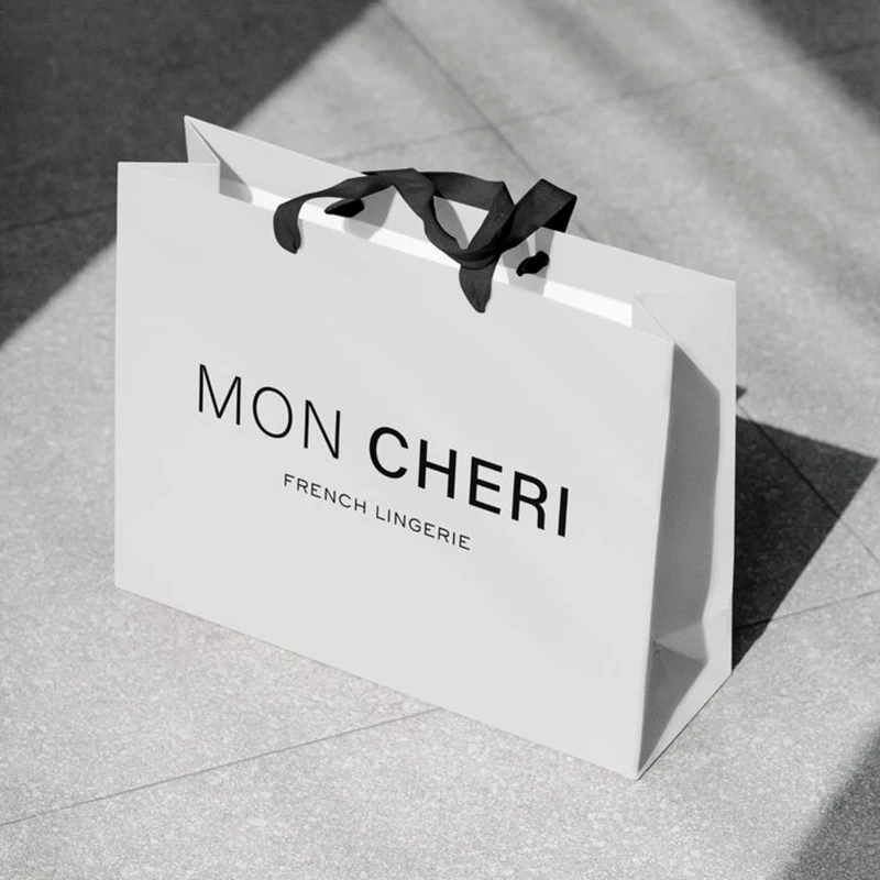 Wholesale custom white card board paper gift bag with custom logo with ribbon handle