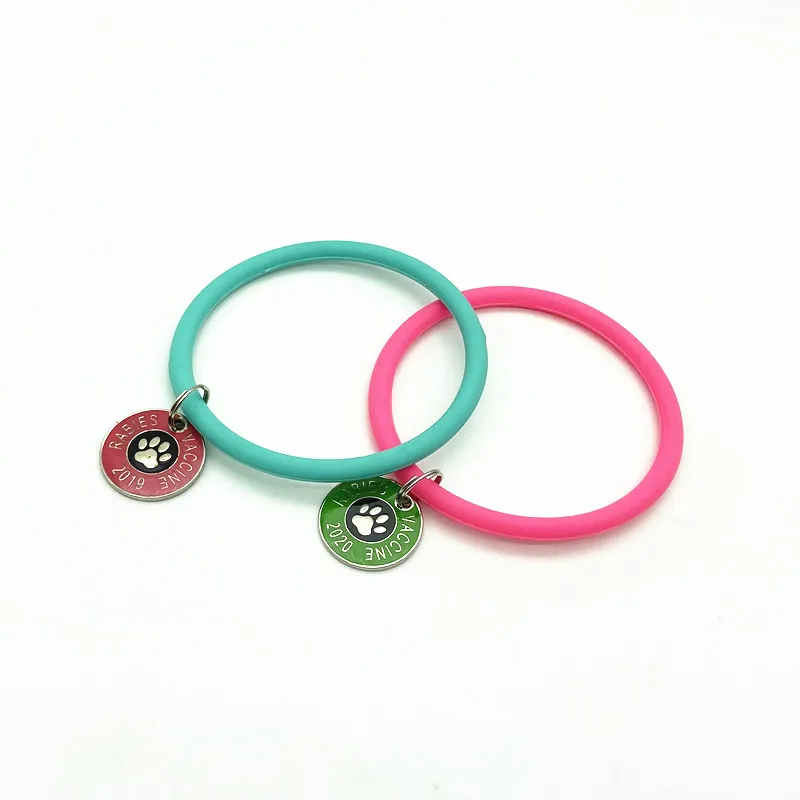 New arrival silicone wristbands round baller bracelet keychain key holder with custom logo metal pendant key ring s