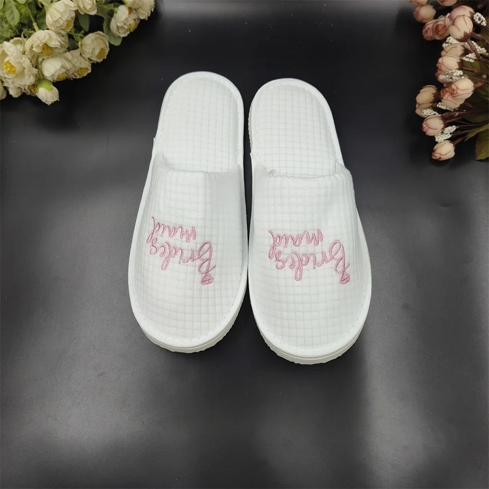 Chinese deluxe  white washable Polar Fleece room closed toe Disposable Slippers embroidered logo with dot cloth sole for hotel