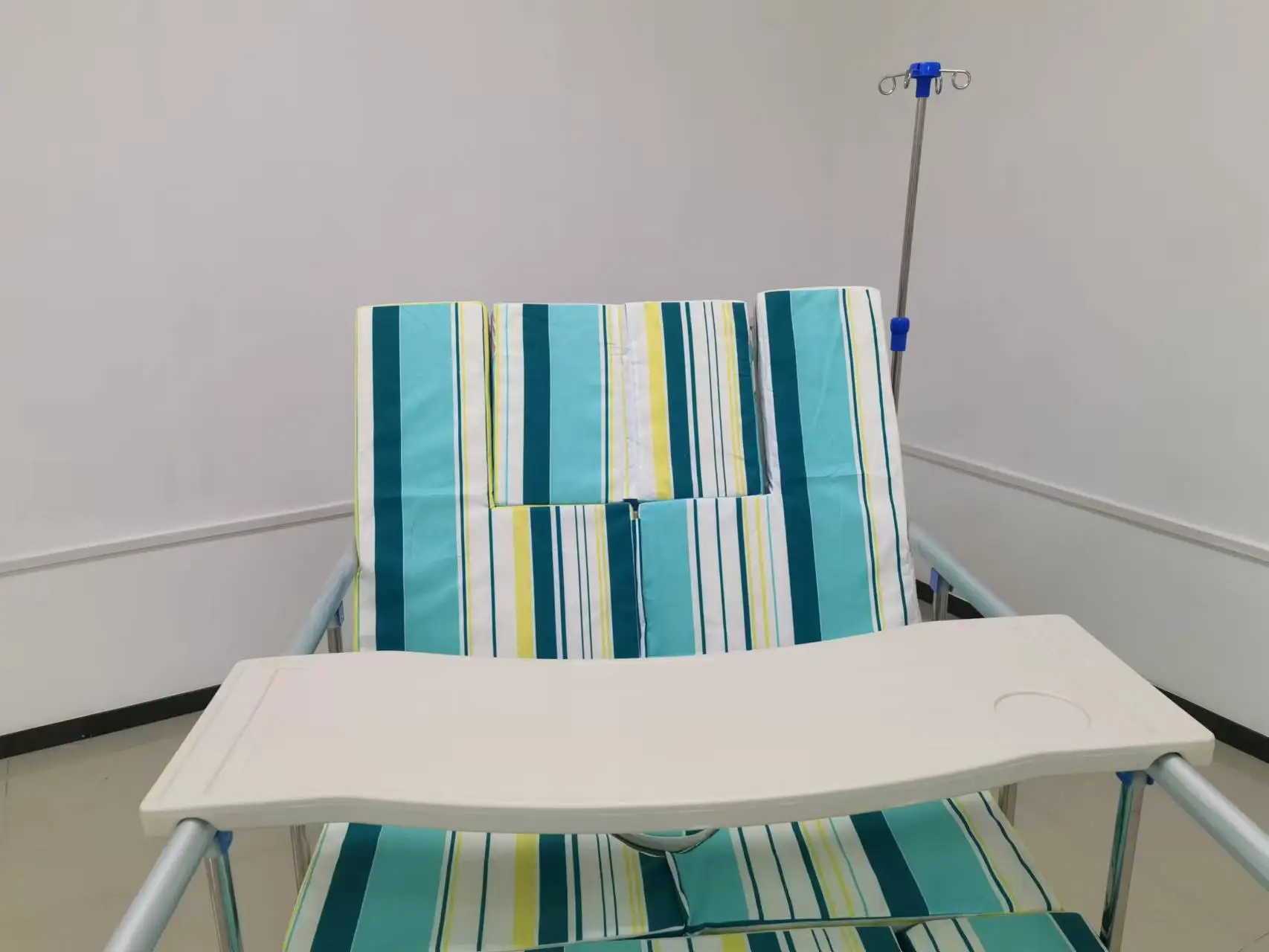 5 functions Manual hospital bed with toilet bedpan with 3 crank patient bed for paralyzed use