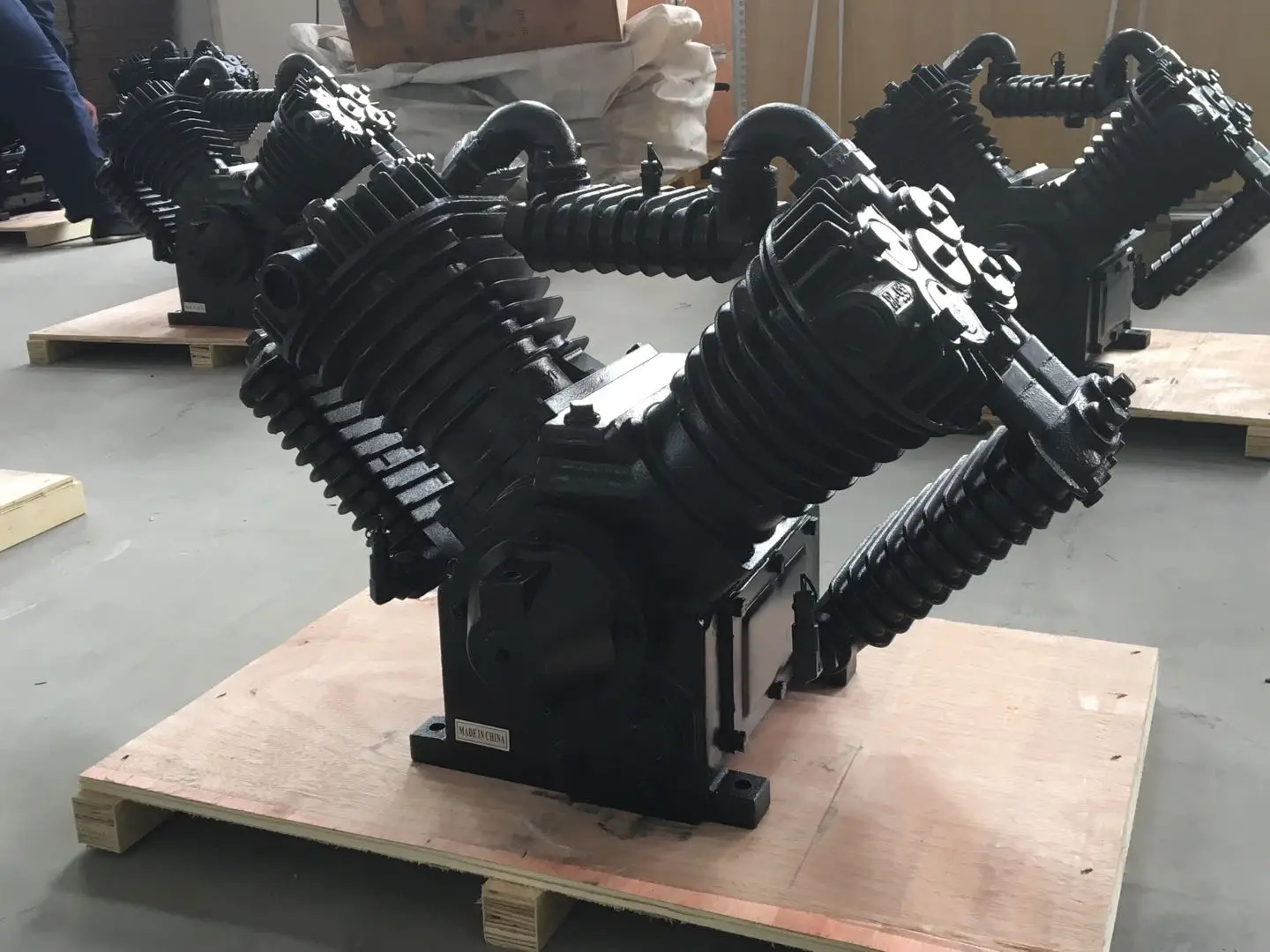 Belt Driven Air Compressors V-1.05 pump 7.5KW/10HP 12.5BAR 2105 piston Air Compressors Pump Head
