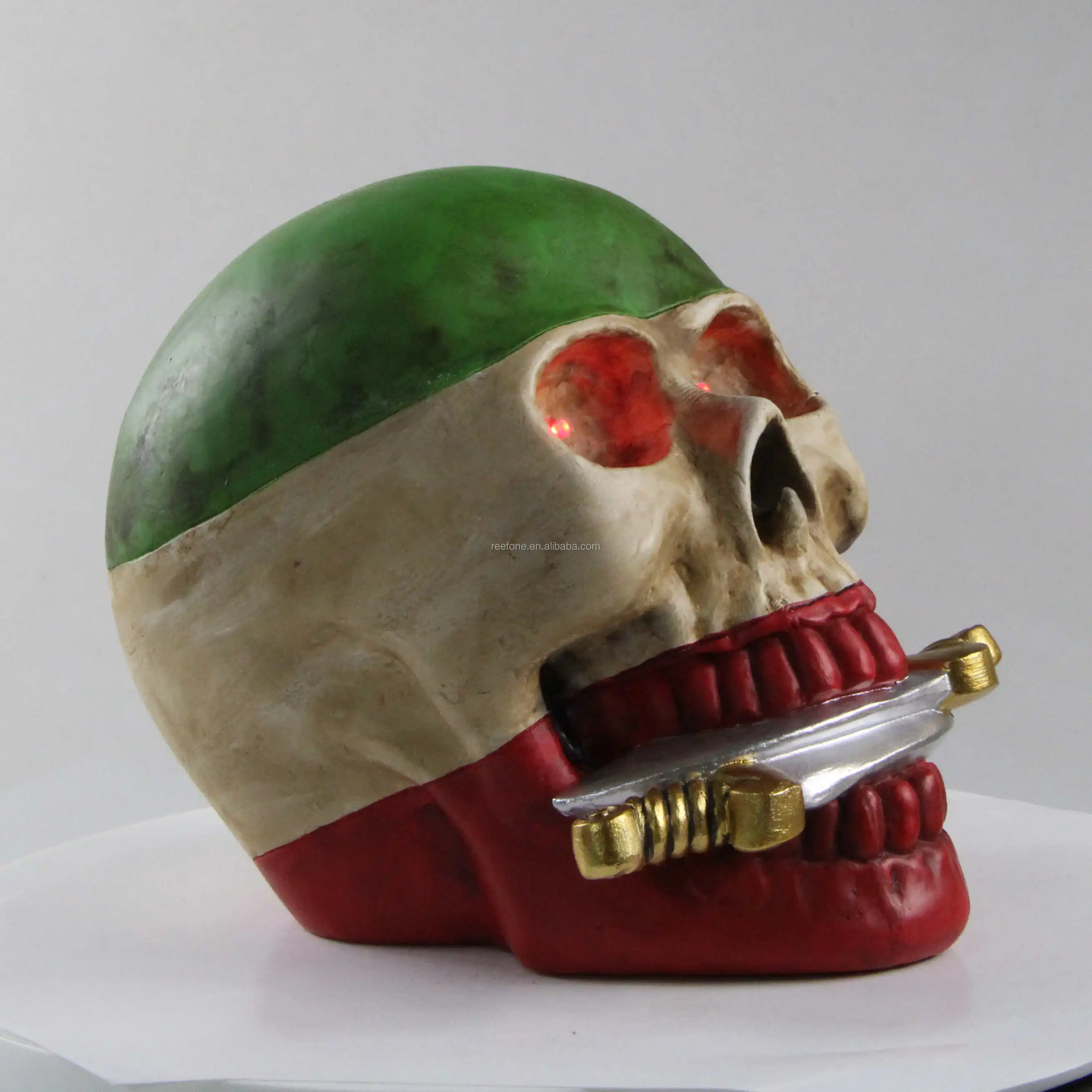 2021 reefone arts fashion scary indoor decoration resin skull head with red LED eyes for party and beer bar