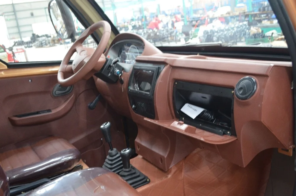 motorized gas powered cabin cargo tricycle/three wheel motorcycle with handbar/steering wheel for adult