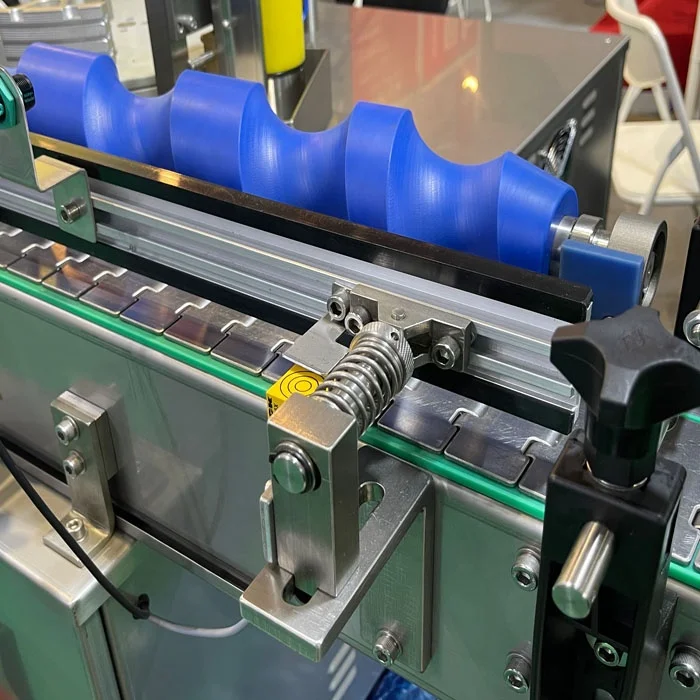 Automatic wet glue labeling machine for bottle cosmetic plastic bottle paste labeling machine packaging and labeling machine pri